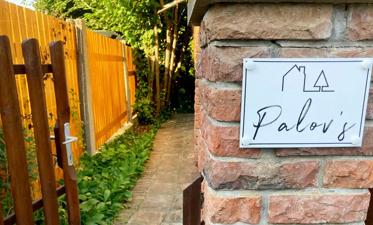Palov's vendégház bejárata cégérrel