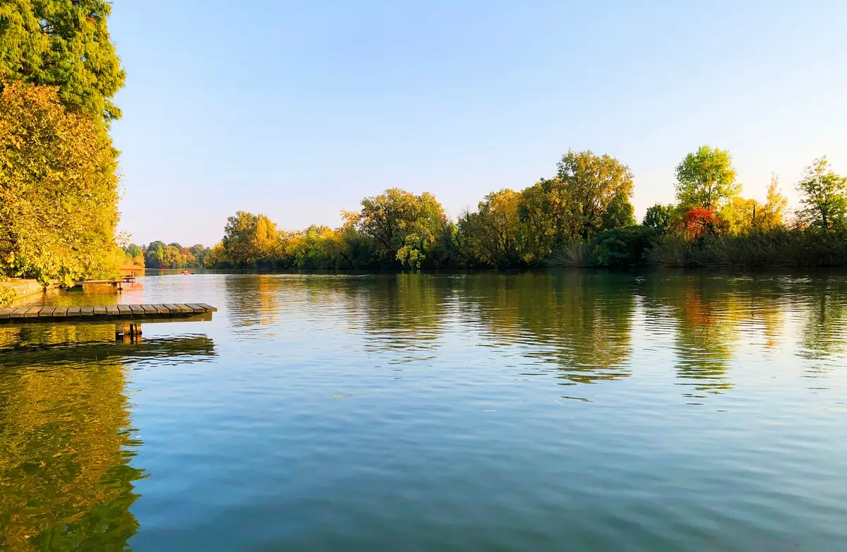 Szarvasi Holt-Körös partja stéggel