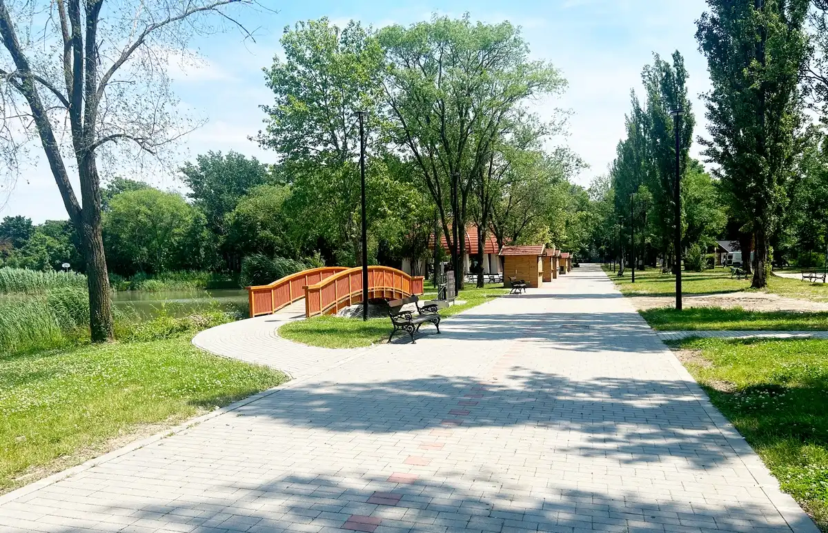 Szarvasi sétány a Holt Körös partján kis fahíddal