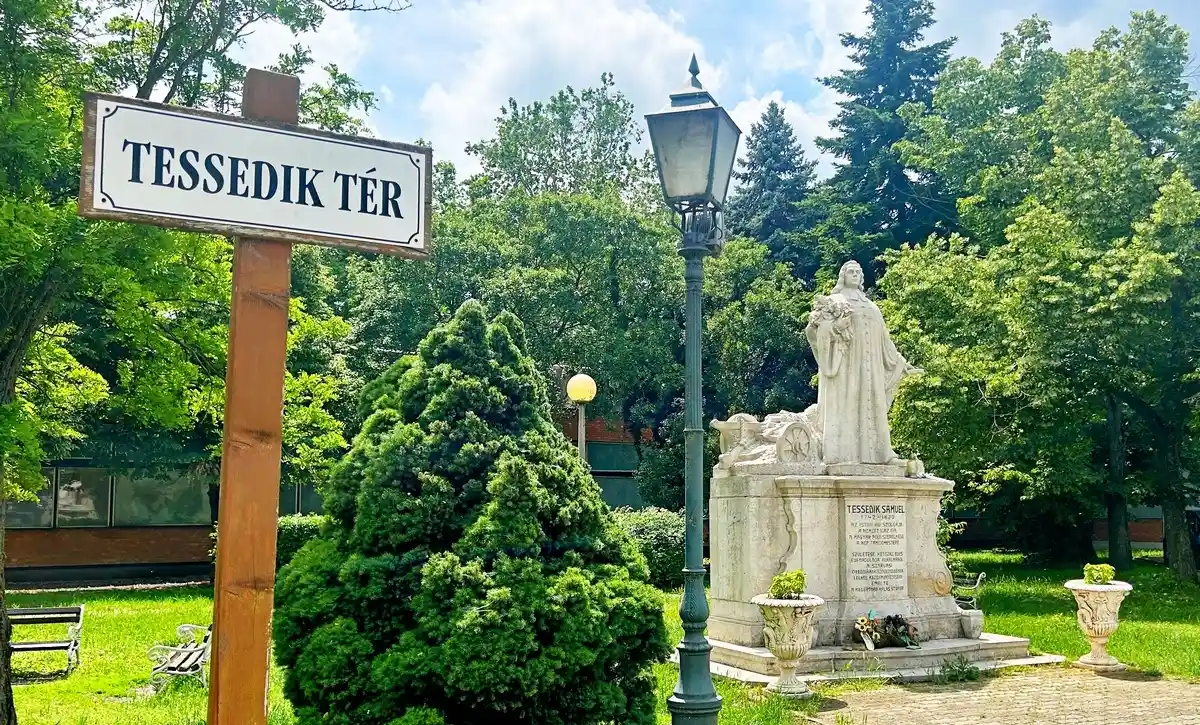 Tessedik Sámuel tér szoborral