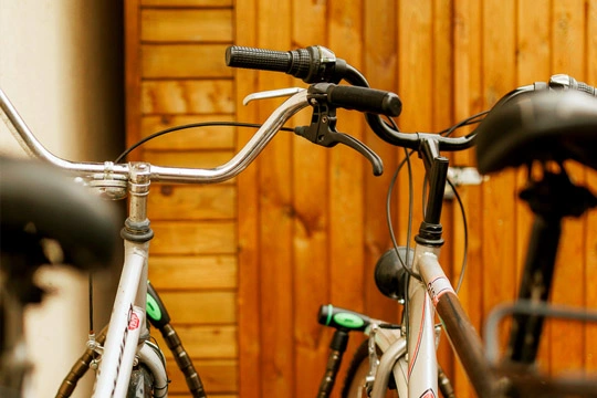 két bicikli a fa háttér előtt, Palov’s vendégház Szarvas