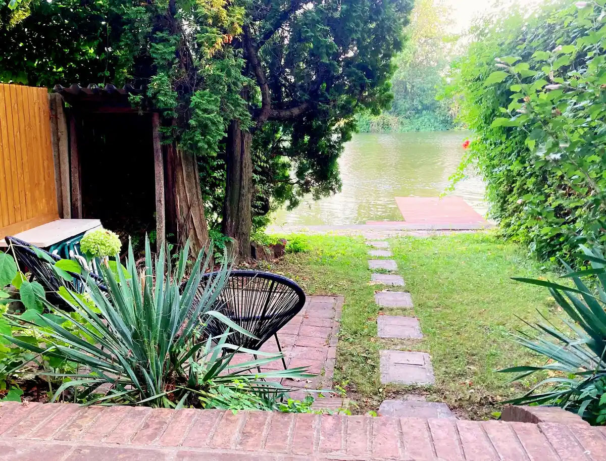 Palov's vendégház kertje saját stéggel, közvetlen vízparton