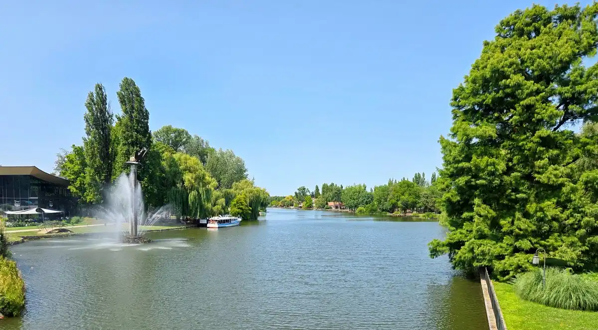 Holt-Körösi látkép a hídról, szökőkúttal