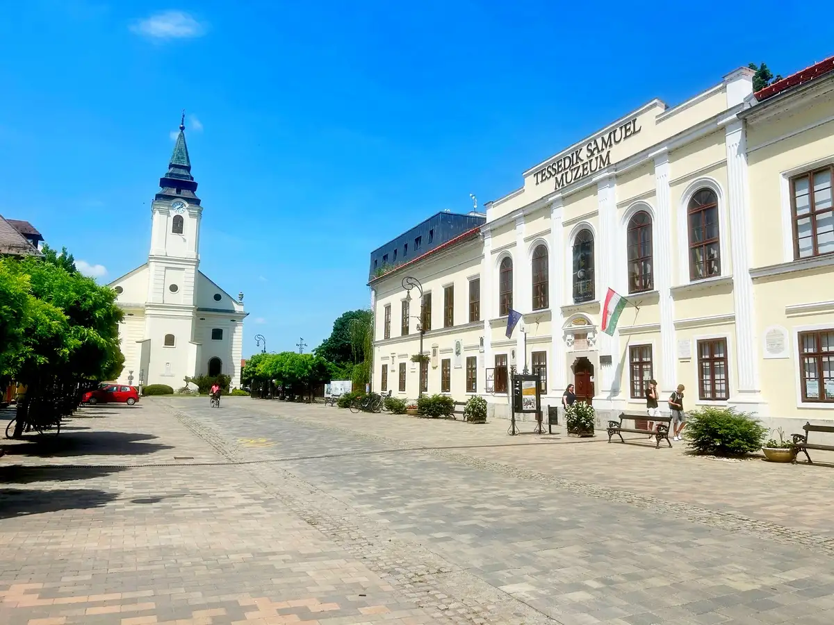 Szarvasi sétálóutca Tessedik Sámuel mózeum és Ótemplom
