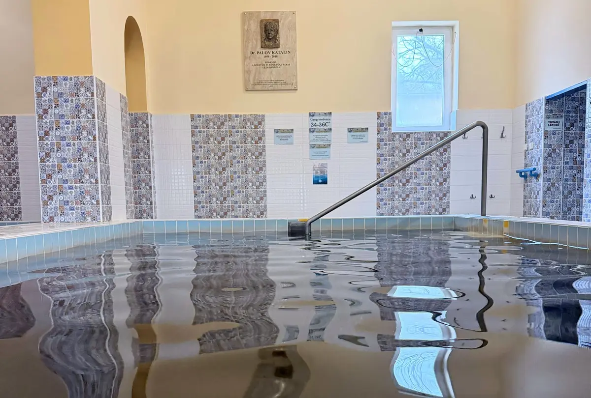 Szent Klára gyógyfürdő medencéje, emléktáblán Dr Palov Katalin