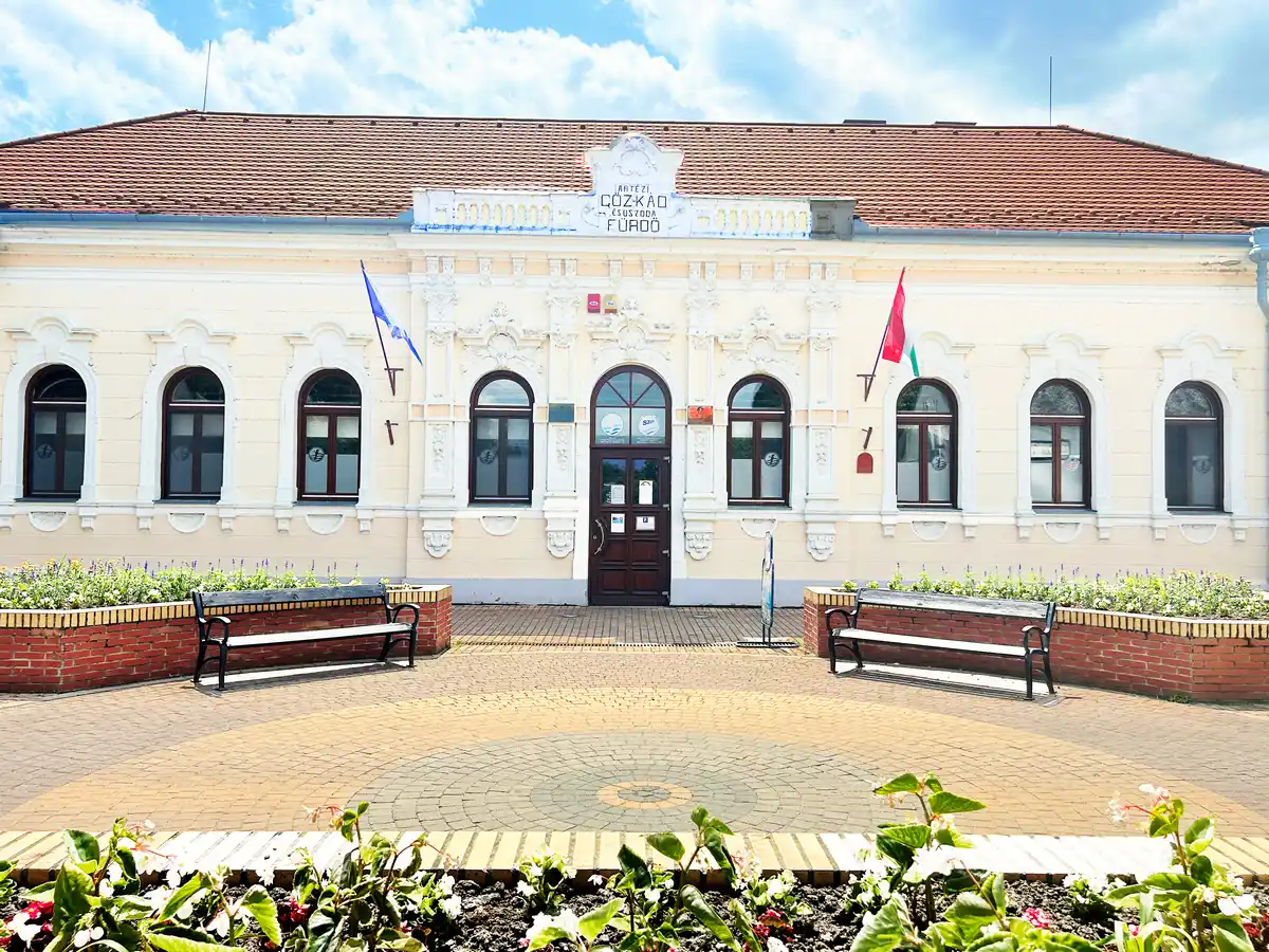 Szent Klára gyógyfürdő bejárata