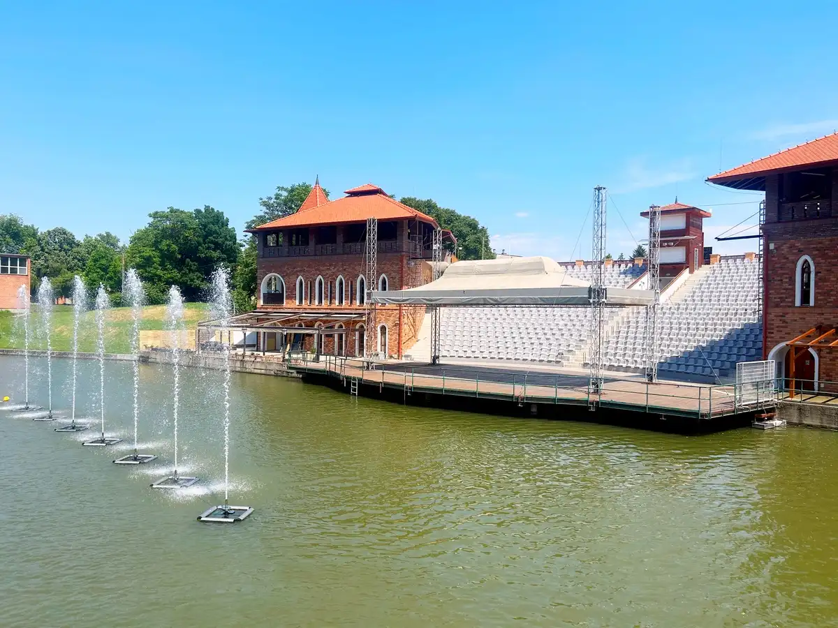 Szarvasi Vízi Színház a Holt-Körösi gyaloghídról