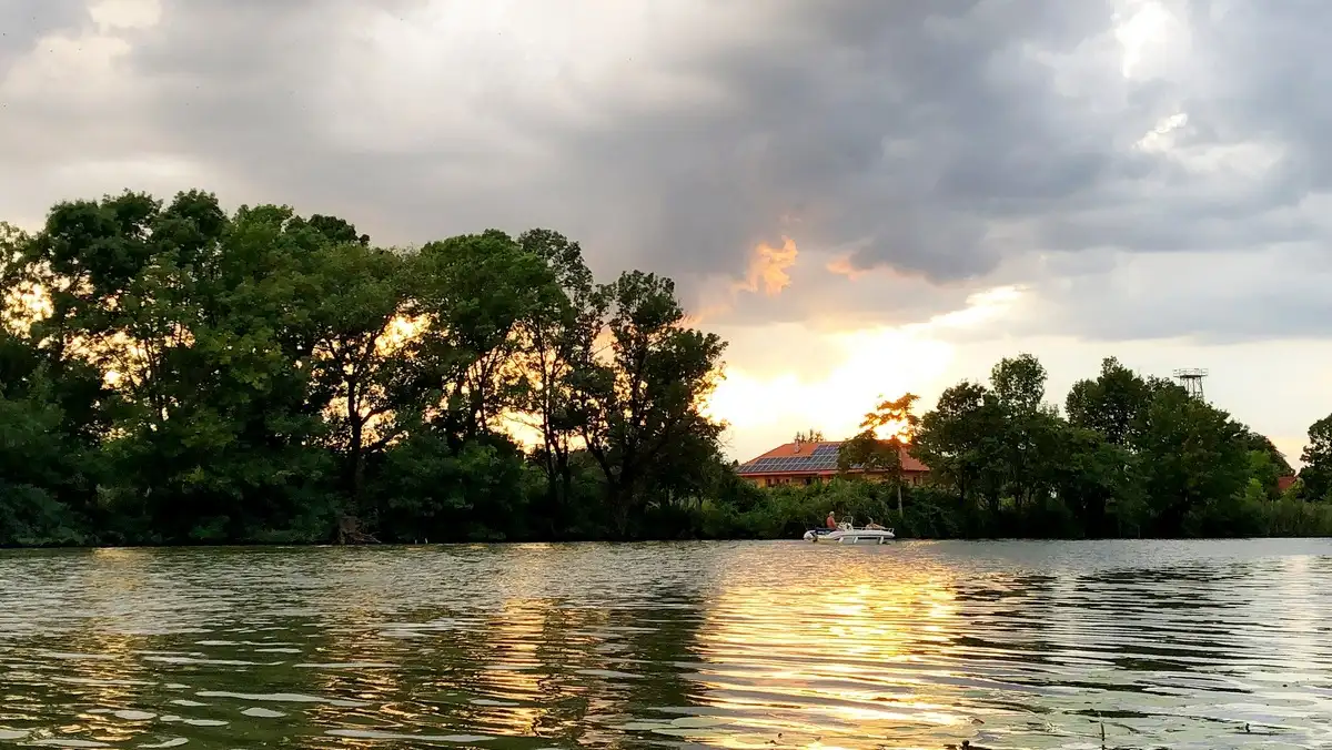 Holt-köröson csónakáznak