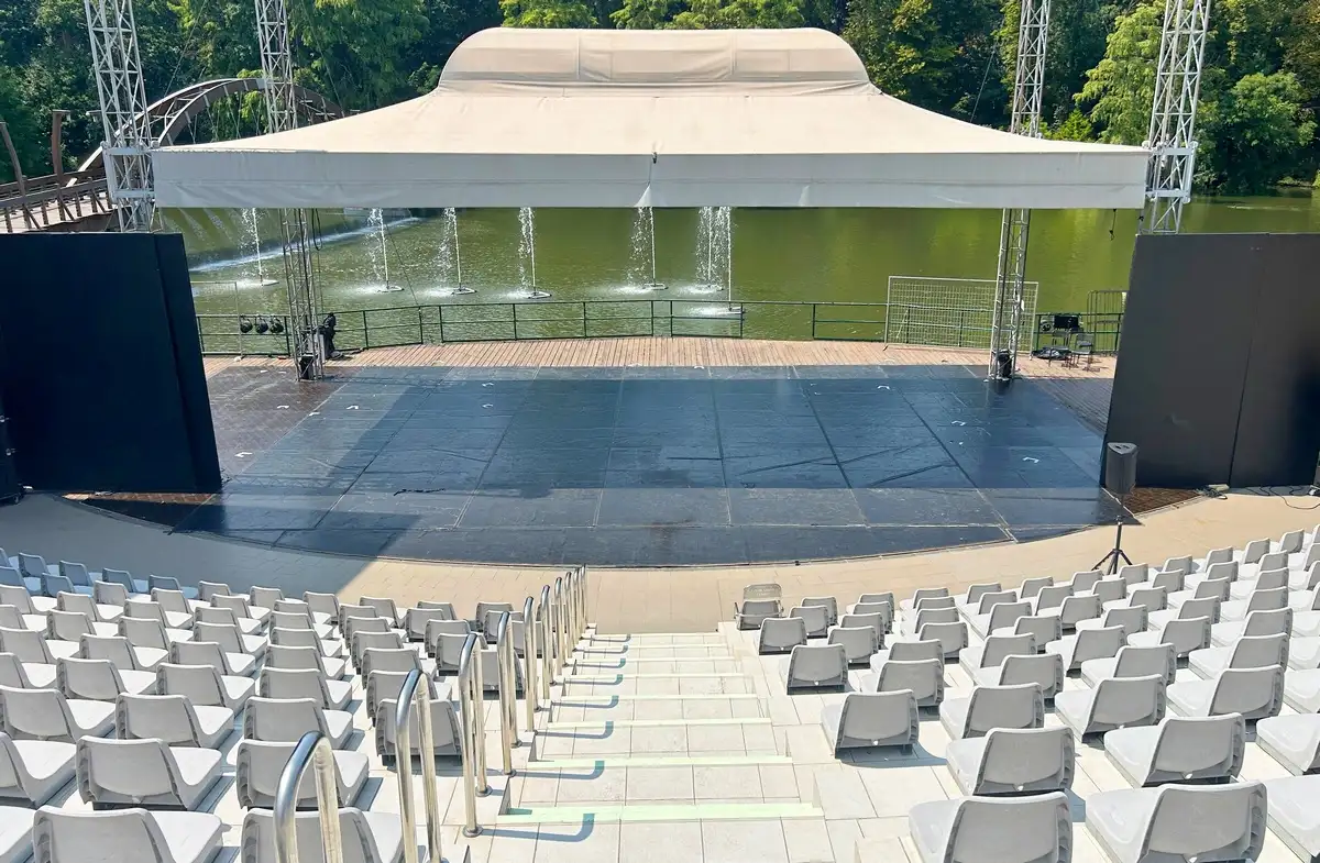 Szarvasi Vizi Színhaz nézőtere es színpada